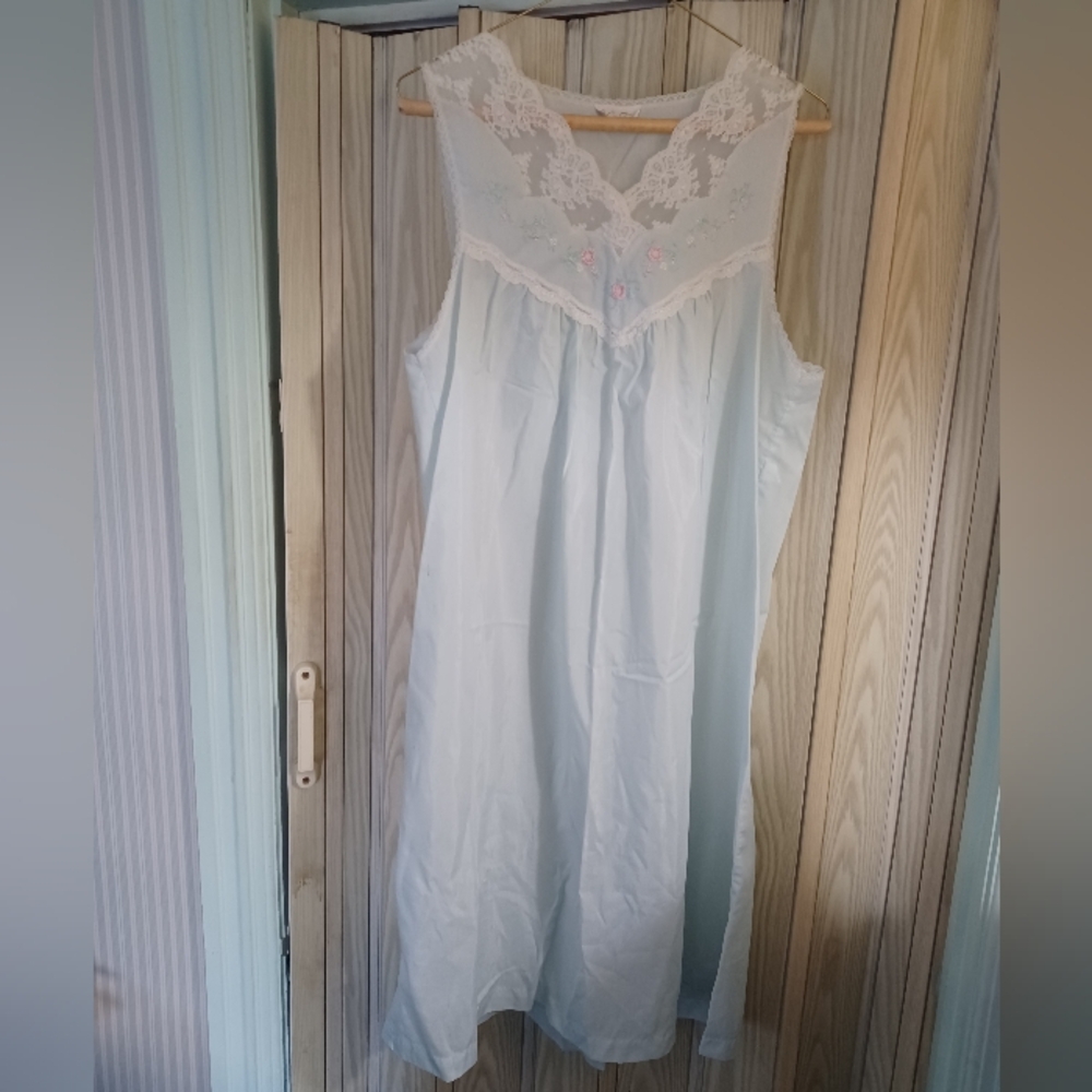 VTG Vanity Fair Light Blue Nightgown Women's Size Medium Lace Flower Coquette